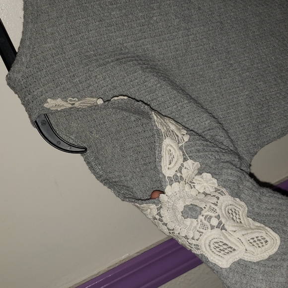 True Craft cold shoulder top - Picture 5 of 6